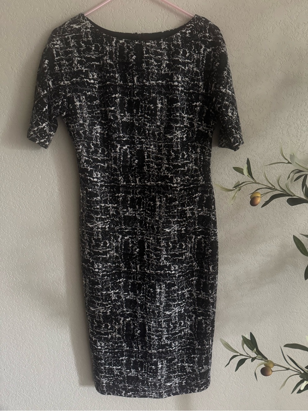 Maggy London Black White Abstract Print Short Sleeve Sheath Dress Size 6